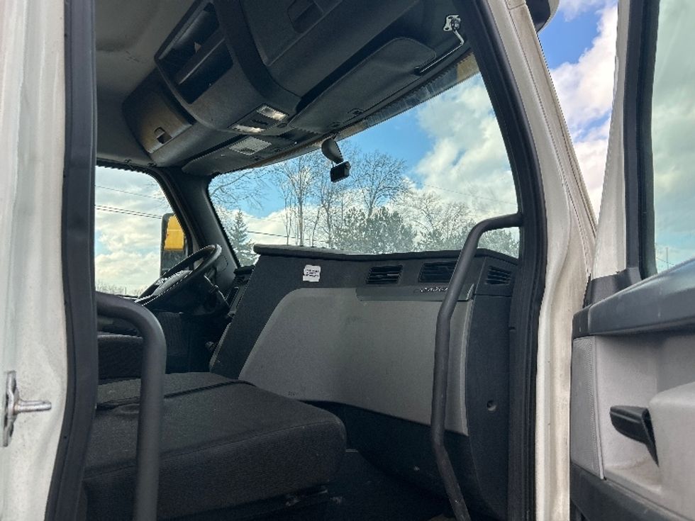 Day Cab Tractor-Heavy Duty Tractors-Freightliner-2020-T12664ST-Middlefield-OH-586,294\n\t\tmiles-$ 32,750 - Image 12