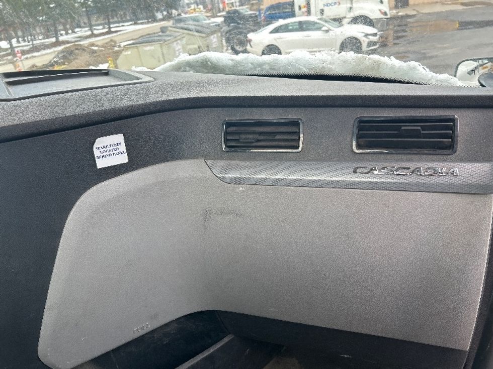 Day Cab Tractor-Heavy Duty Tractors-Freightliner-2020-T12664ST-Middlefield-OH-586,294\n\t\tmiles-$ 32,750 - Image 13