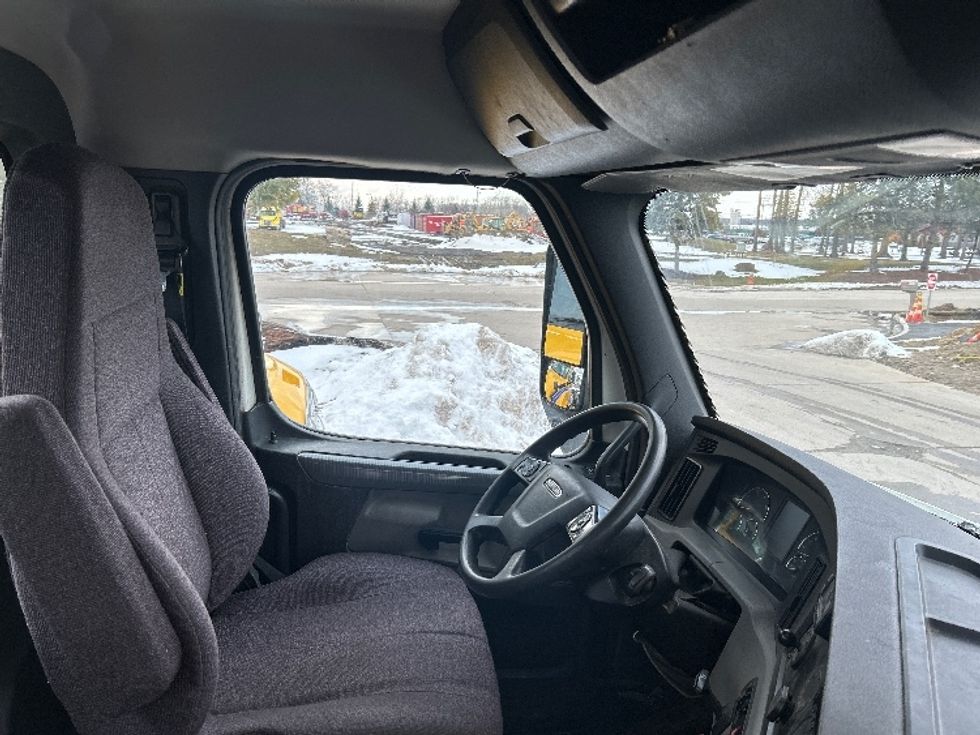 Day Cab Tractor-Heavy Duty Tractors-Freightliner-2020-T12664ST-Middlefield-OH-586,294\n\t\tmiles-$ 32,750 - Image 14