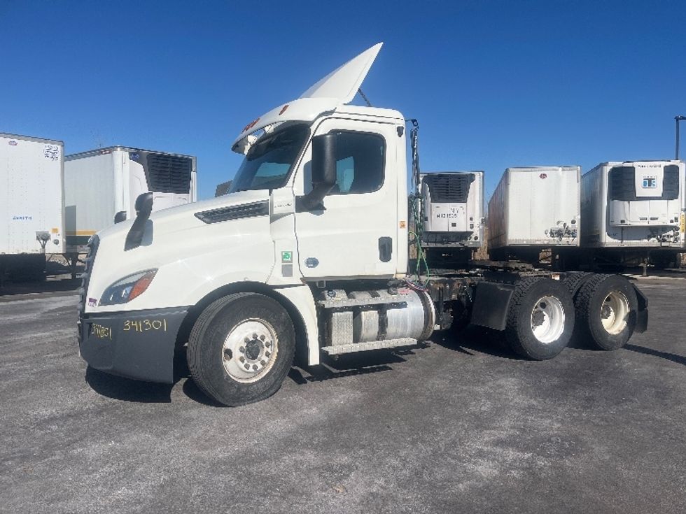 Day Cab Tractor-Heavy Duty Tractors-Freightliner-2020-T12664ST-Middlefield-OH-586,294\n\t\tmiles-$ 32,750 - Image 3
