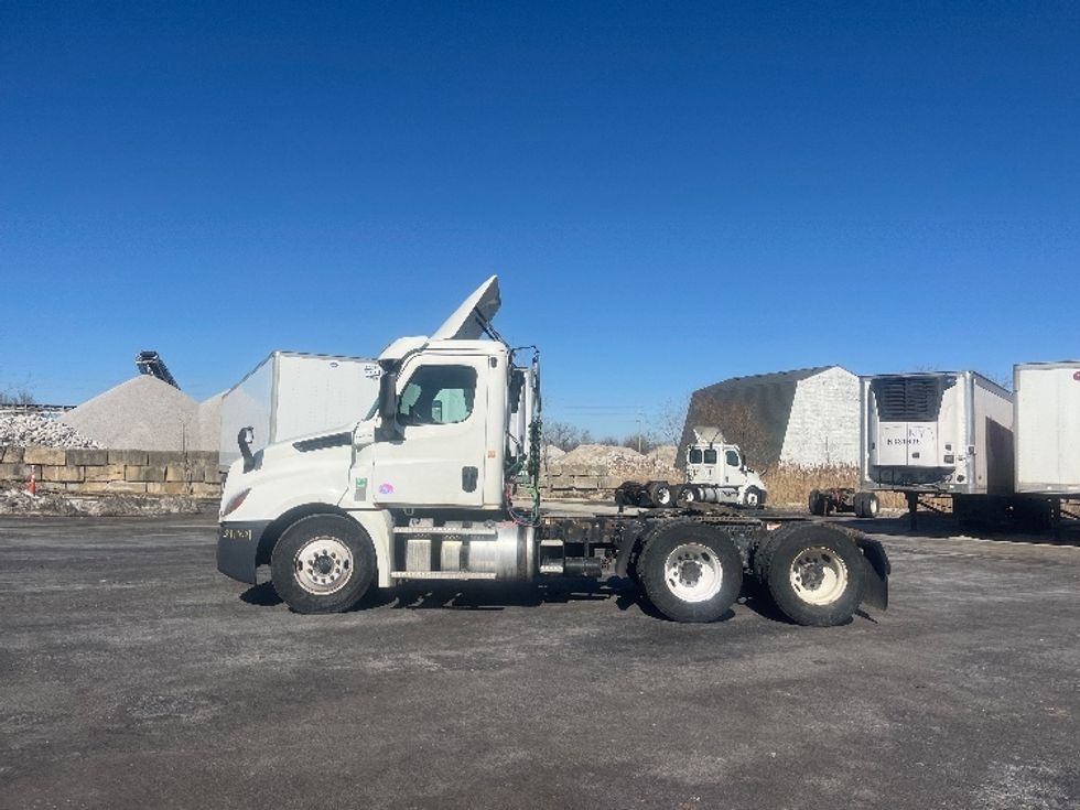 Day Cab Tractor-Heavy Duty Tractors-Freightliner-2020-T12664ST-Middlefield-OH-586,294\n\t\tmiles-$ 32,750 - Image 4