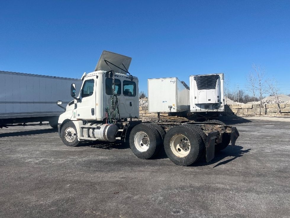 Day Cab Tractor-Heavy Duty Tractors-Freightliner-2020-T12664ST-Middlefield-OH-586,294\n\t\tmiles-$ 32,750 - Image 5