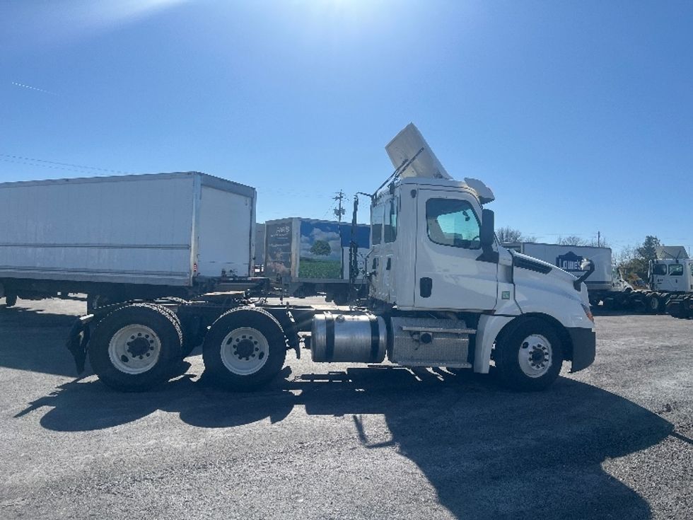Day Cab Tractor-Heavy Duty Tractors-Freightliner-2020-T12664ST-Middlefield-OH-586,294\n\t\tmiles-$ 32,750 - Image 8