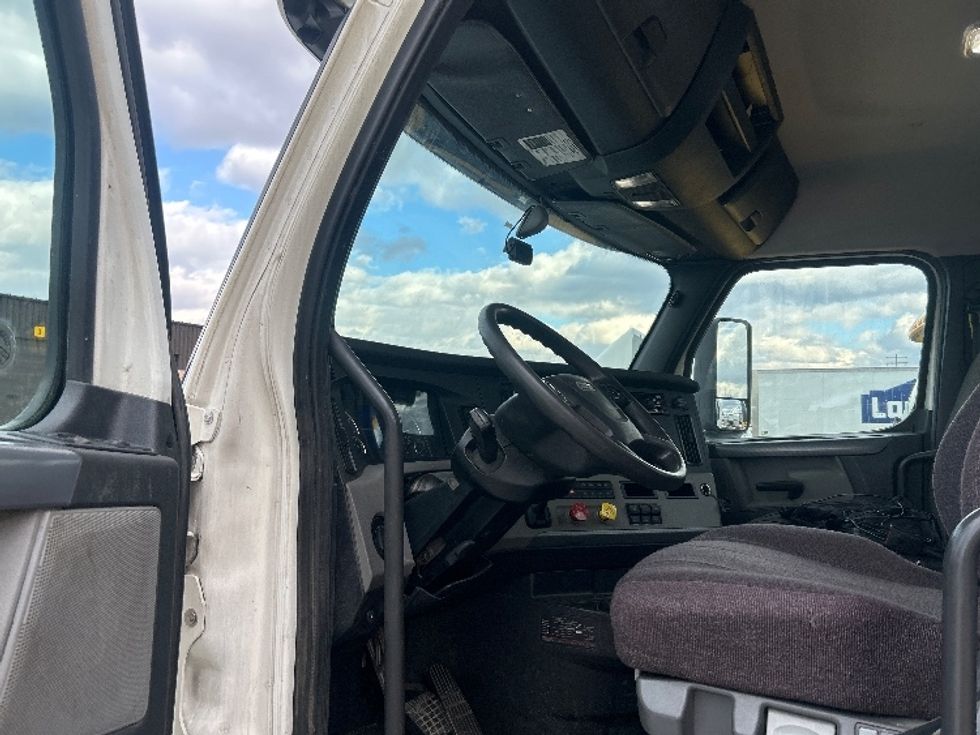 Day Cab Tractor-Heavy Duty Tractors-Freightliner-2020-T12664ST-Middlefield-OH-586,294\n\t\tmiles-$ 32,750 - Image 9