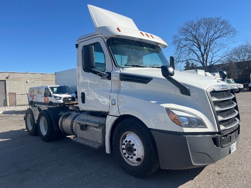 Day Cab Tractor-Heavy Duty Tractors-Freightliner-2020-T12664ST-Middlefield-OH-614,452\n\t\tmiles-$ 30,250 - Image 1