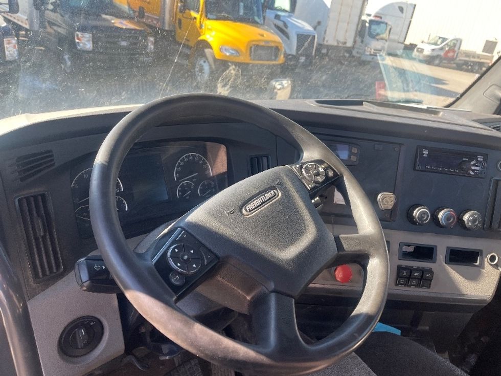Day Cab Tractor-Heavy Duty Tractors-Freightliner-2020-T12664ST-Middlefield-OH-614,452\n\t\tmiles-$ 30,250 - Image 10