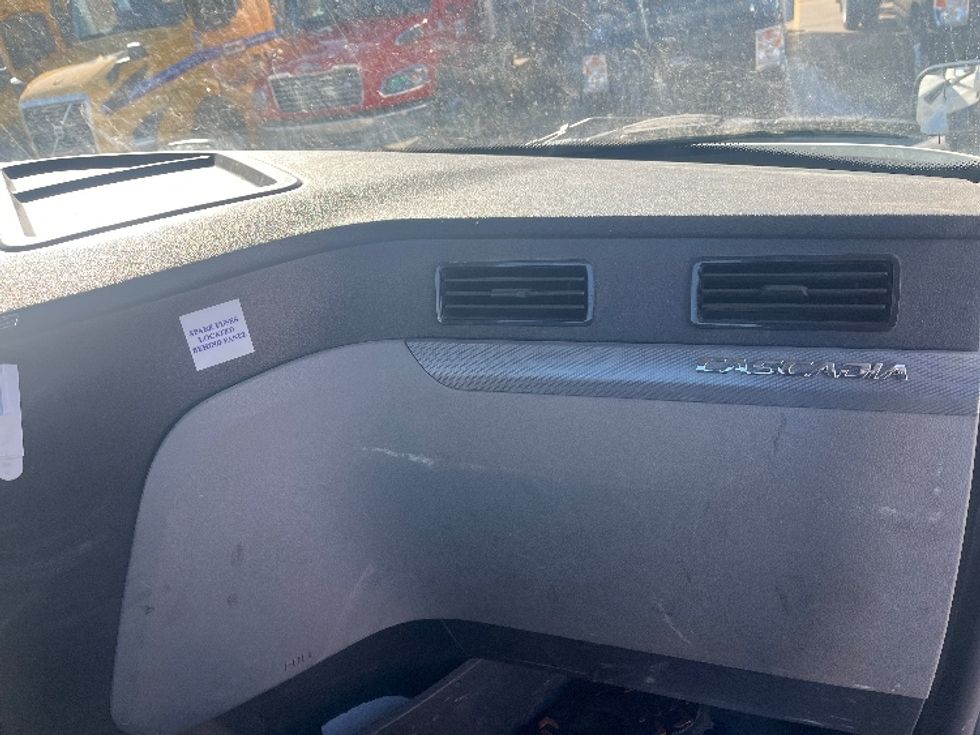 Day Cab Tractor-Heavy Duty Tractors-Freightliner-2020-T12664ST-Middlefield-OH-614,452\n\t\tmiles-$ 30,250 - Image 13