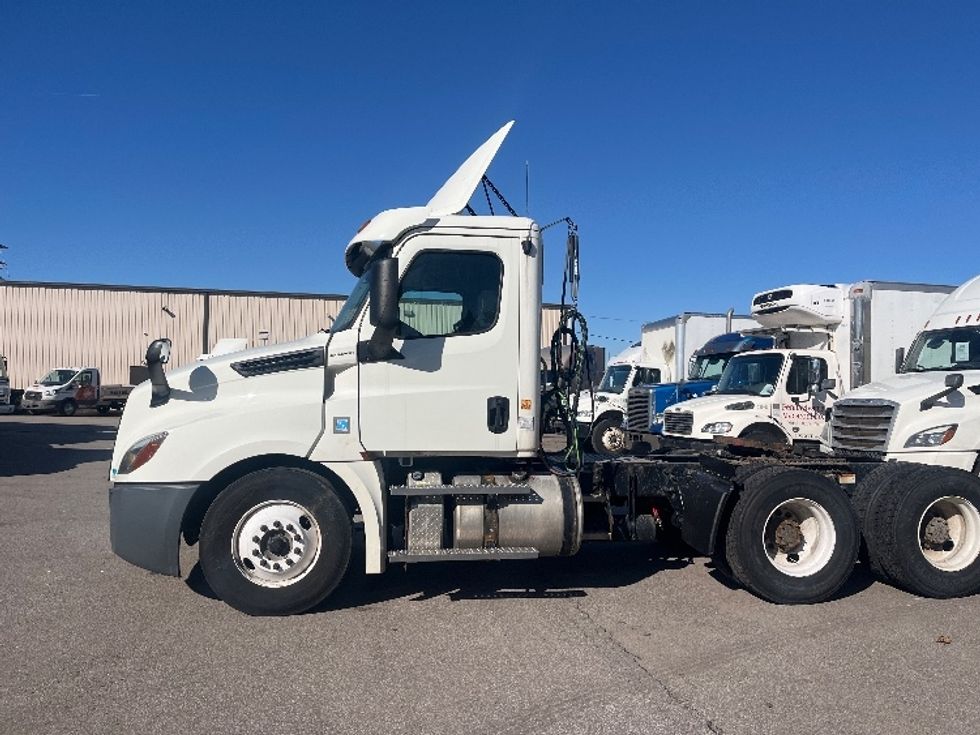 Day Cab Tractor-Heavy Duty Tractors-Freightliner-2020-T12664ST-Middlefield-OH-614,452\n\t\tmiles-$ 30,250 - Image 4