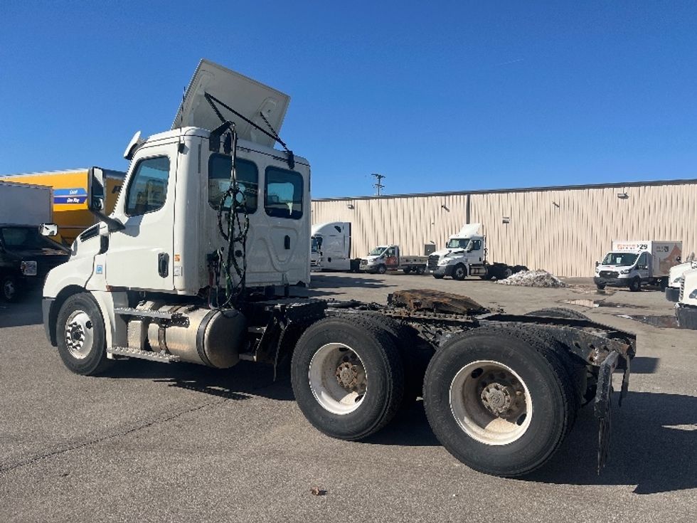 Day Cab Tractor-Heavy Duty Tractors-Freightliner-2020-T12664ST-Middlefield-OH-614,452\n\t\tmiles-$ 30,250 - Image 5