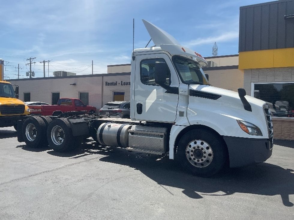 Day Cab Tractor-Heavy Duty Tractors-Freightliner-2020-T12664ST-Milwaukee-WI-228,203\n\t\tmiles-$ 55,250 - Image 1