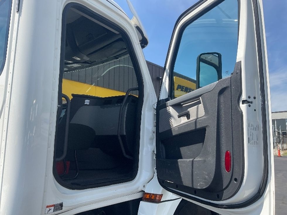 Day Cab Tractor-Heavy Duty Tractors-Freightliner-2020-T12664ST-Milwaukee-WI-228,203\n\t\tmiles-$ 55,250 - Image 12
