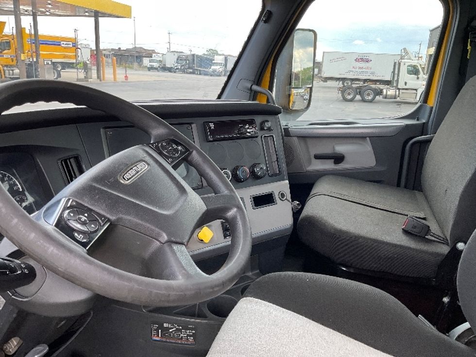 2020 Freightliner Cascadia 126" Day cab photo 9