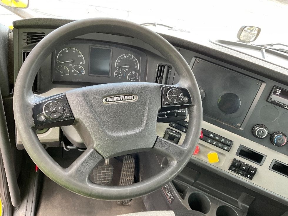 2020 Freightliner Cascadia 126" Day cab photo 10