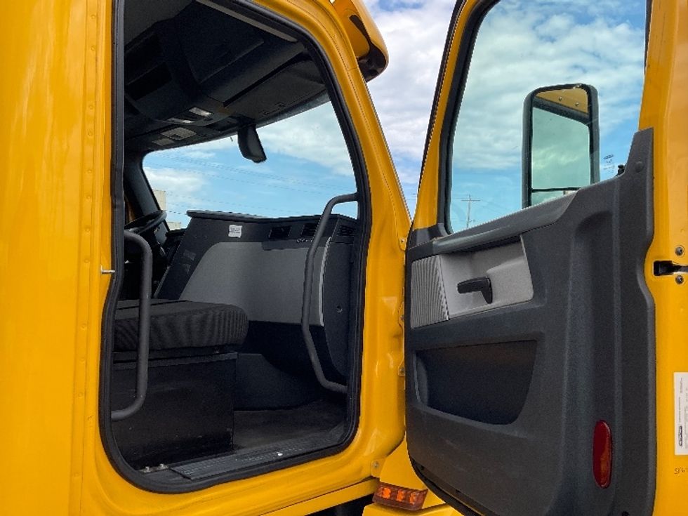 Day Cab Tractor-Heavy Duty Tractors-Freightliner-2020-T12664ST-Milwaukee-WI-281,216\n\t\tmiles-$ 54,750 - Image 12