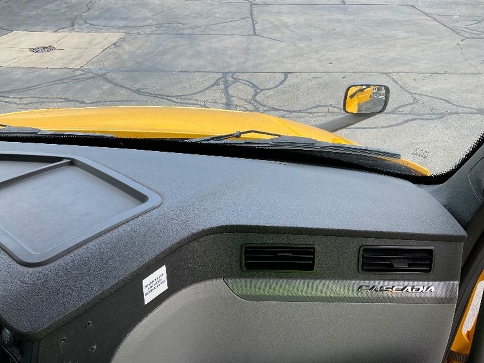 2020 Freightliner Cascadia 126" Day cab photo 11