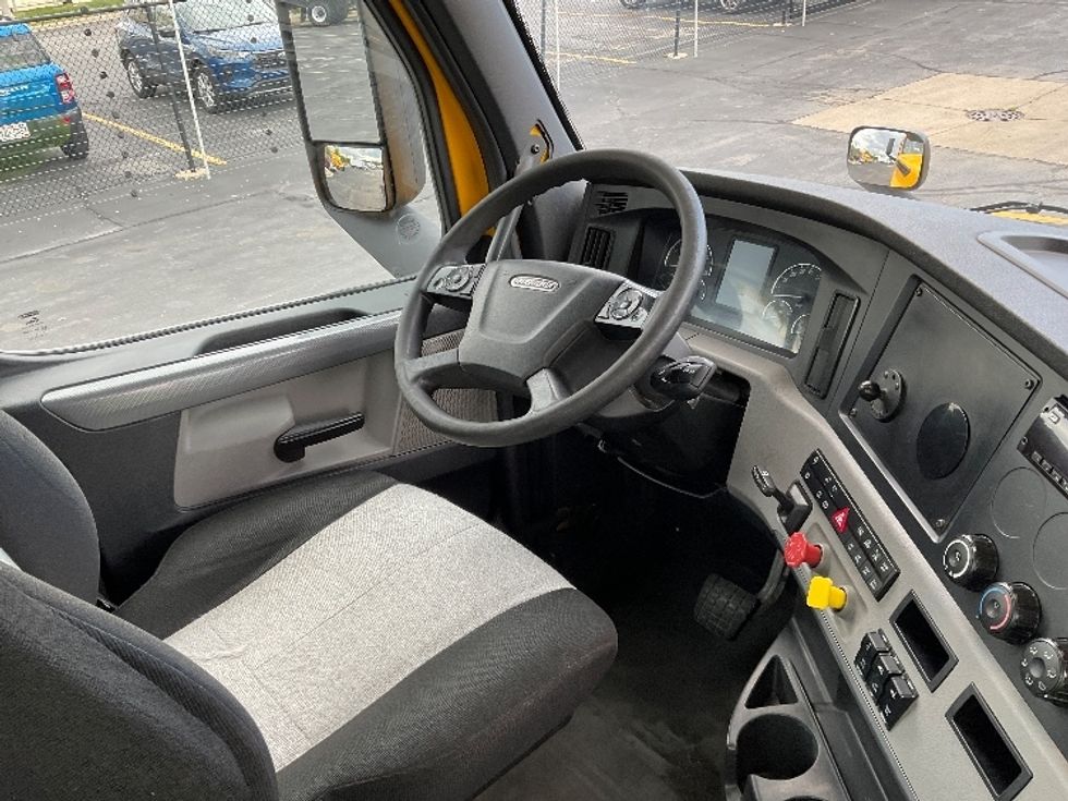 2020 Freightliner Cascadia 126" Day cab photo 12