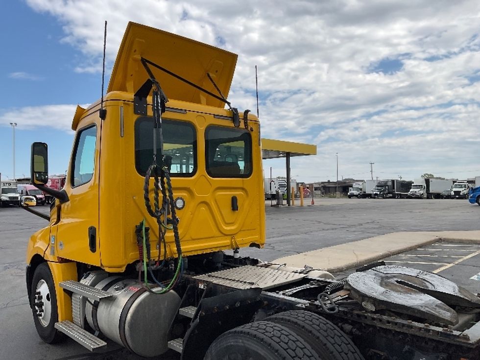 2020 Freightliner Cascadia 126" Day cab photo 14