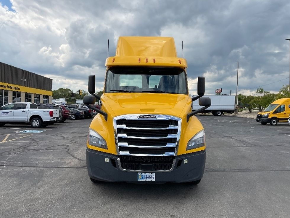 2020 Freightliner Cascadia 126" Day cab photo 2