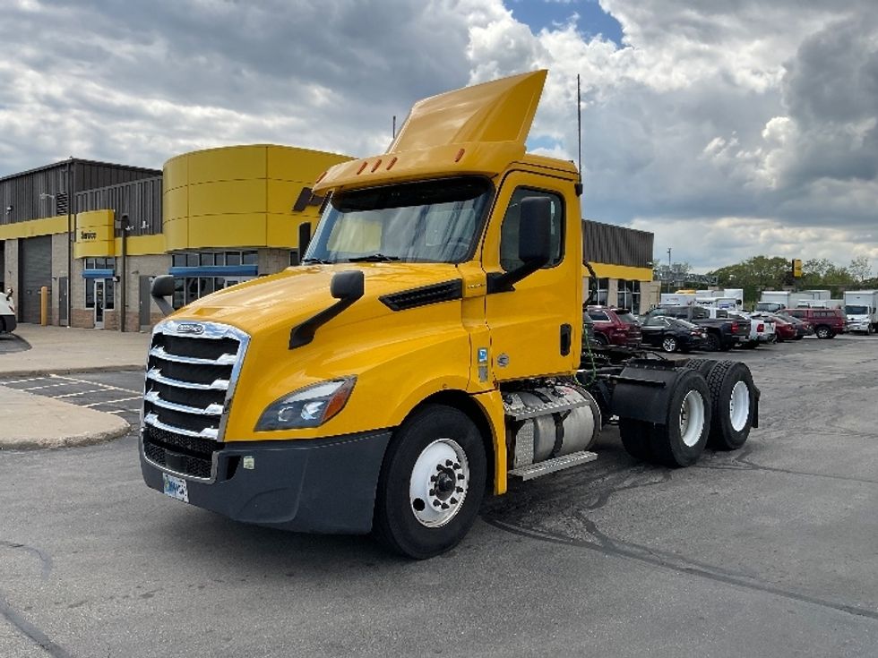2020 Freightliner Cascadia 126" Day cab photo 3
