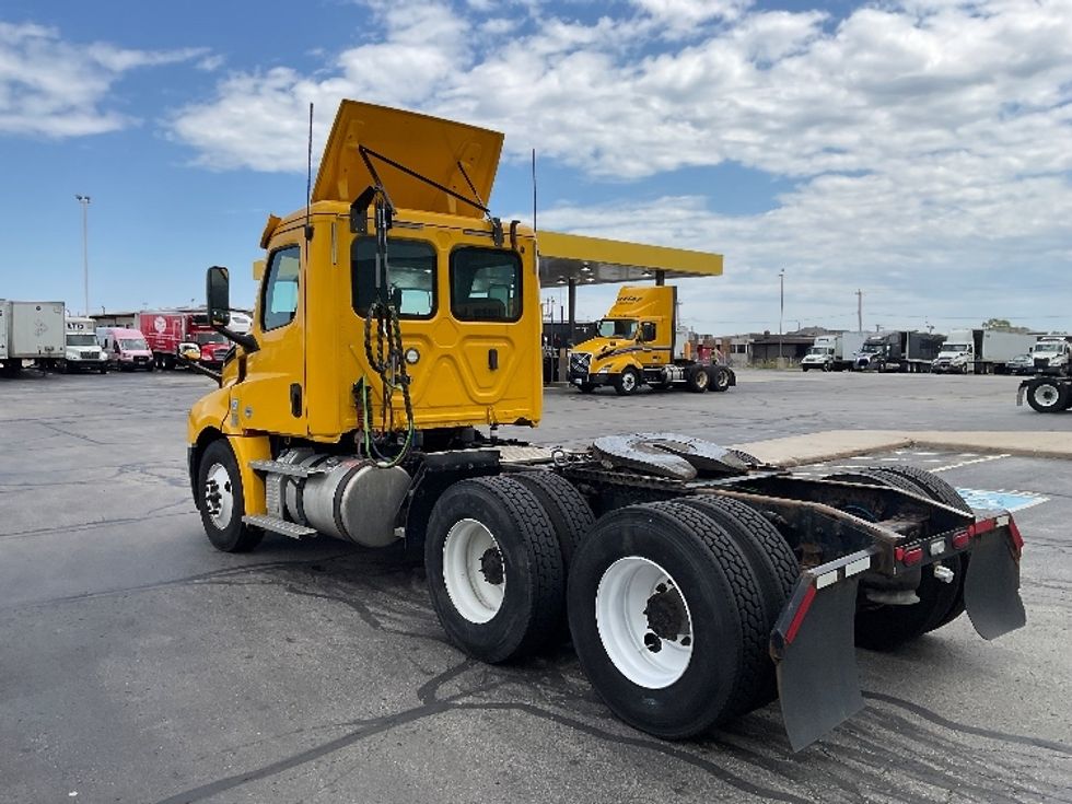 2020 Freightliner Cascadia 126" Day cab photo 5