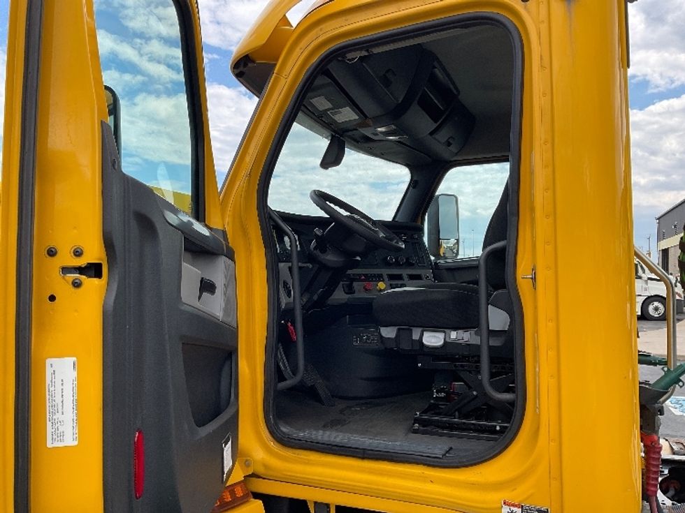 Day Cab Tractor-Heavy Duty Tractors-Freightliner-2020-T12664ST-Milwaukee-WI-281,216\n\t\tmiles-$ 54,750 - Image 9