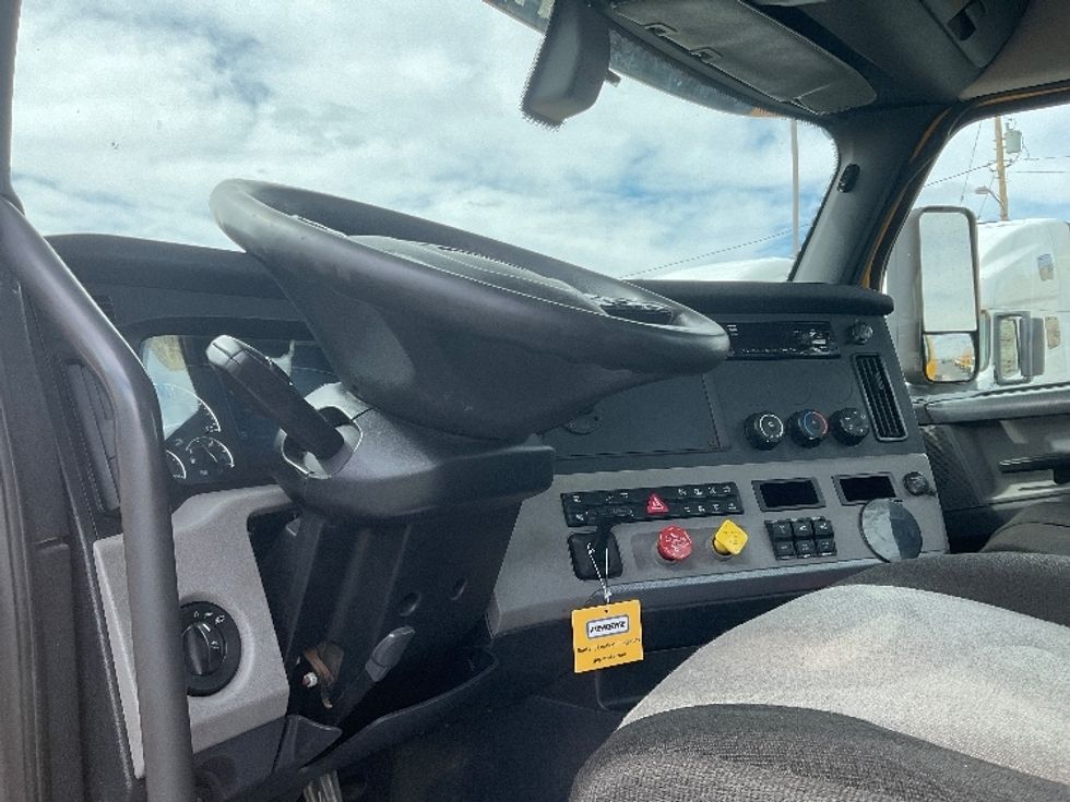 Day Cab Tractor-Heavy Duty Tractors-Freightliner-2020-T12664ST-Milwaukee-WI-322,612\n\t\tmiles-$ 52,500 - Image 10