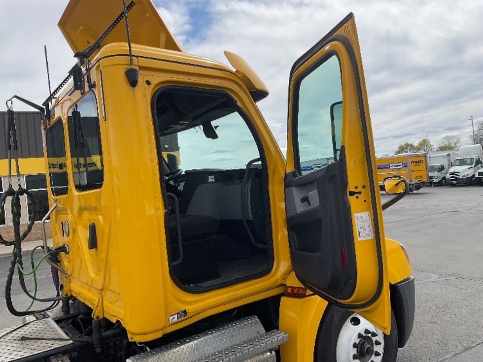 Day Cab Tractor-Heavy Duty Tractors-Freightliner-2020-T12664ST-Milwaukee-WI-322,612\n\t\tmiles-$ 52,500 - Image 12