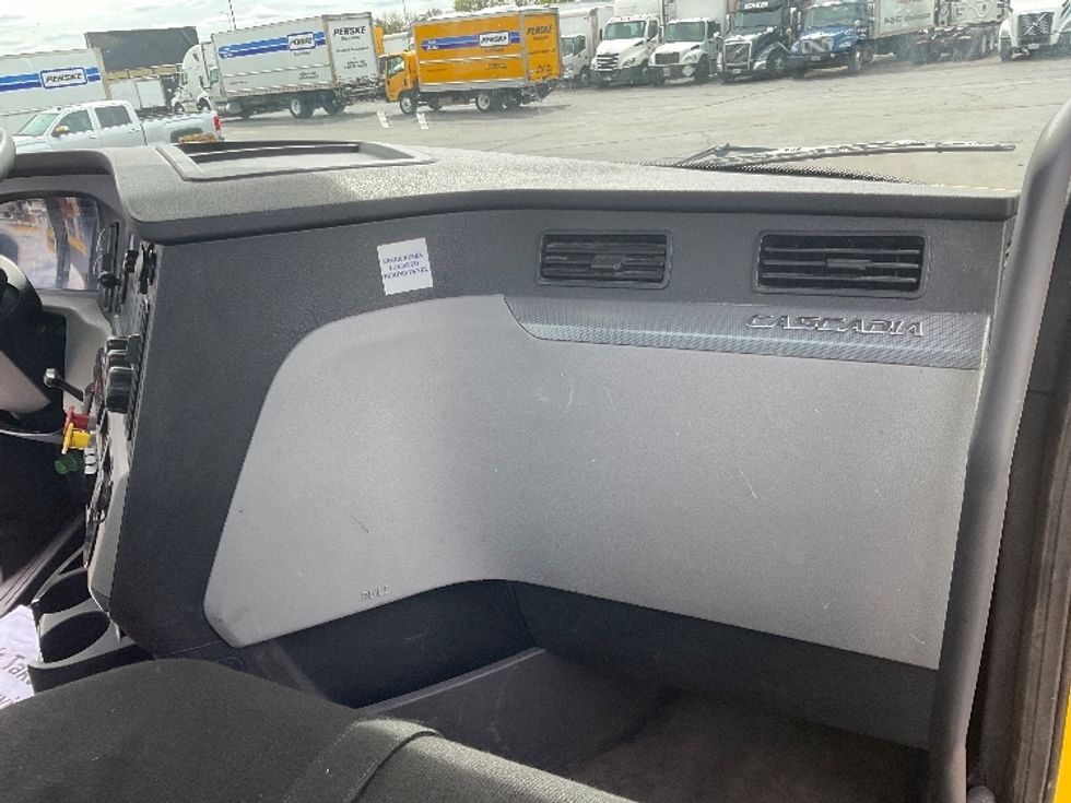 Day Cab Tractor-Heavy Duty Tractors-Freightliner-2020-T12664ST-Milwaukee-WI-322,612\n\t\tmiles-$ 52,500 - Image 13