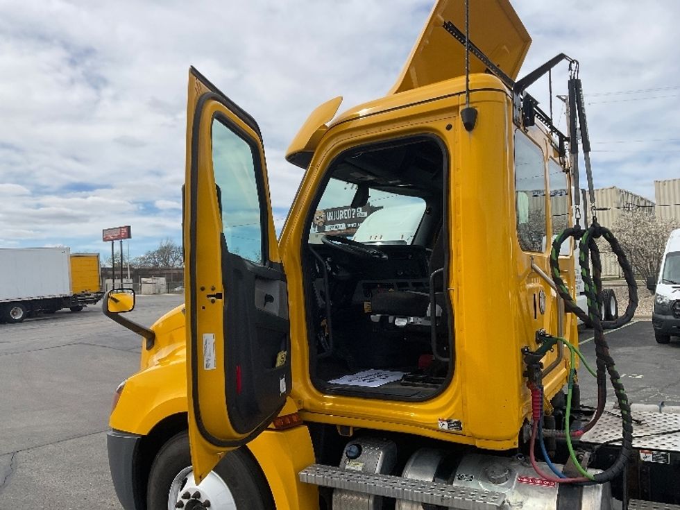 Day Cab Tractor-Heavy Duty Tractors-Freightliner-2020-T12664ST-Milwaukee-WI-322,612\n\t\tmiles-$ 52,500 - Image 9