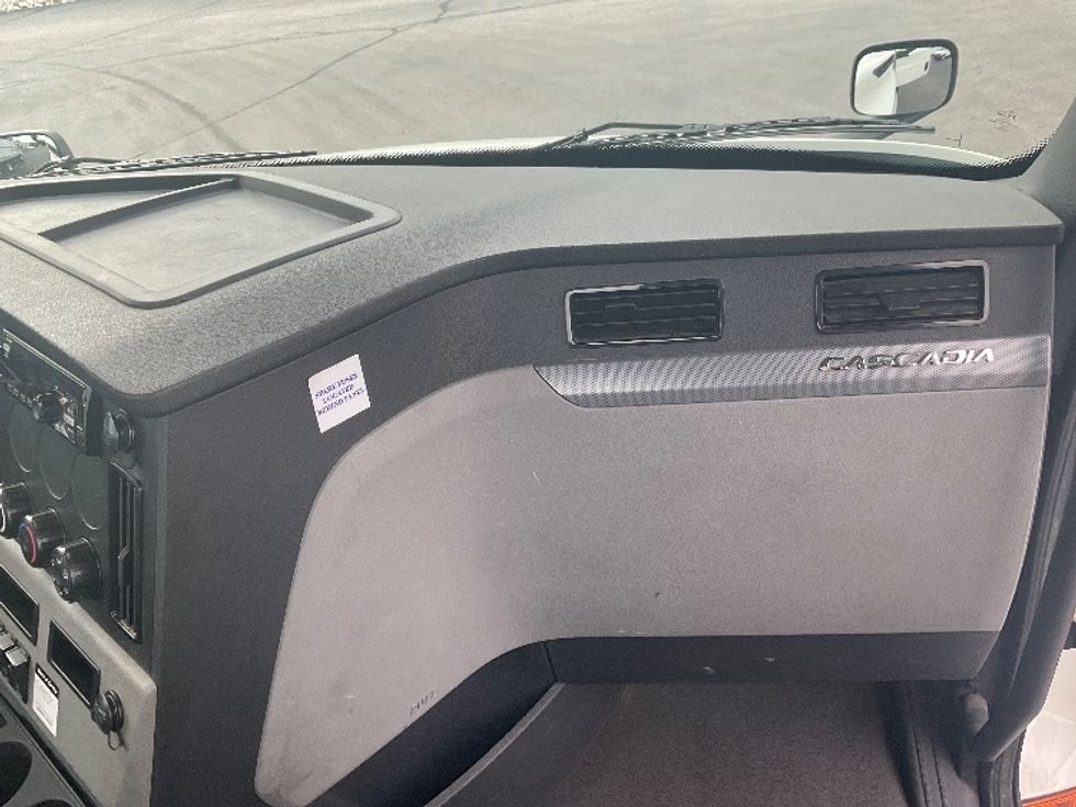 Day Cab Tractor-Heavy Duty Tractors-Freightliner-2020-T12664ST-Milwaukee-WI-425,142\n\t\tmiles-$ 52,000 - Image 12