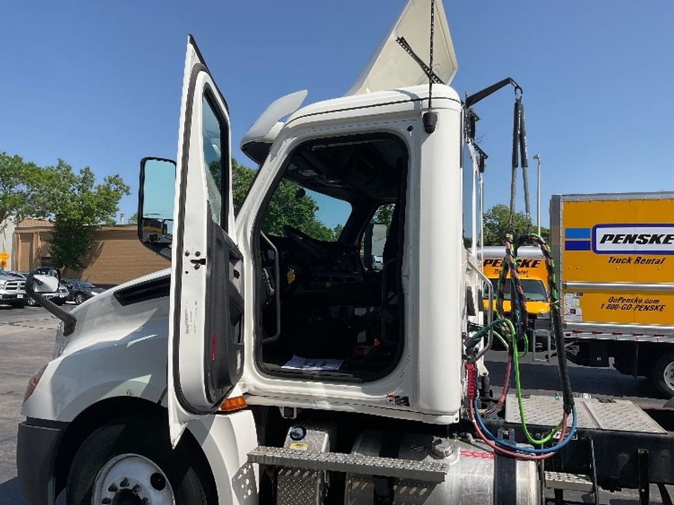 Day Cab Tractor-Heavy Duty Tractors-Freightliner-2020-T12664ST-Milwaukee-WI-425,142\n\t\tmiles-$ 52,000 - Image 9