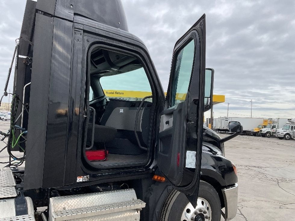 Day Cab Tractor-Heavy Duty Tractors-Freightliner-2020-T12664ST-Milwaukee-WI-591,286\n\t\tmiles-$ 29,000 - Image 12