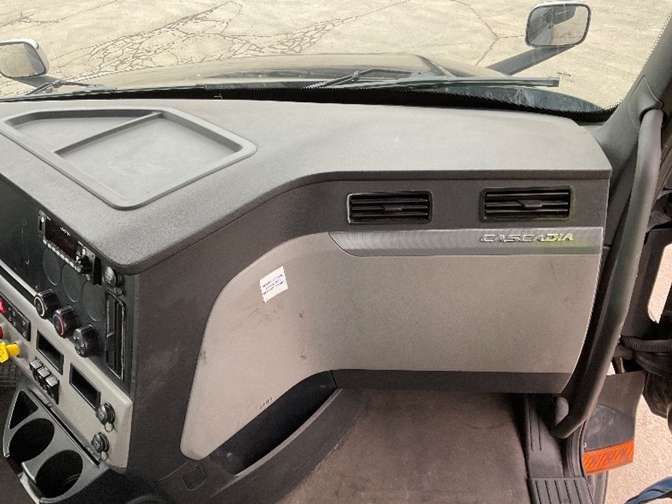 Day Cab Tractor-Heavy Duty Tractors-Freightliner-2020-T12664ST-Milwaukee-WI-591,286\n\t\tmiles-$ 29,000 - Image 13