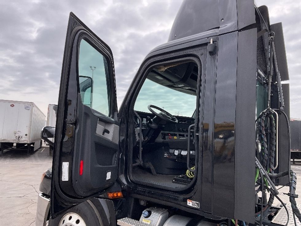 Day Cab Tractor-Heavy Duty Tractors-Freightliner-2020-T12664ST-Milwaukee-WI-591,286\n\t\tmiles-$ 29,000 - Image 9