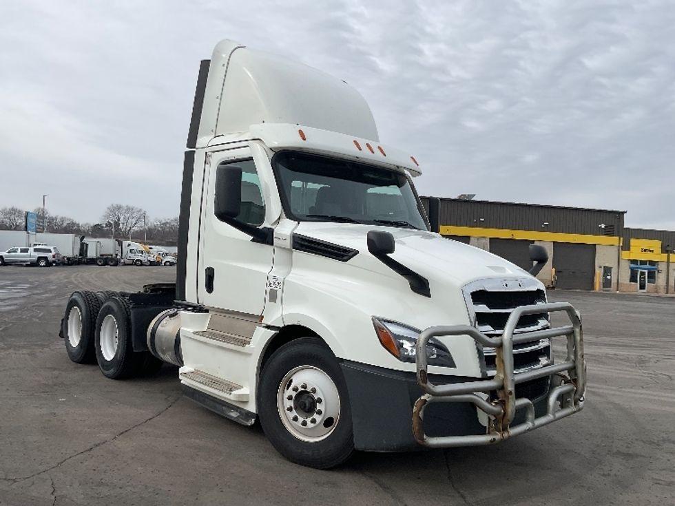 Day Cab Tractor-Heavy Duty Tractors-Freightliner-2020-T12664ST-Milwaukee-WI-695,838\n\t\tmiles-$ 27,250 - Image 1
