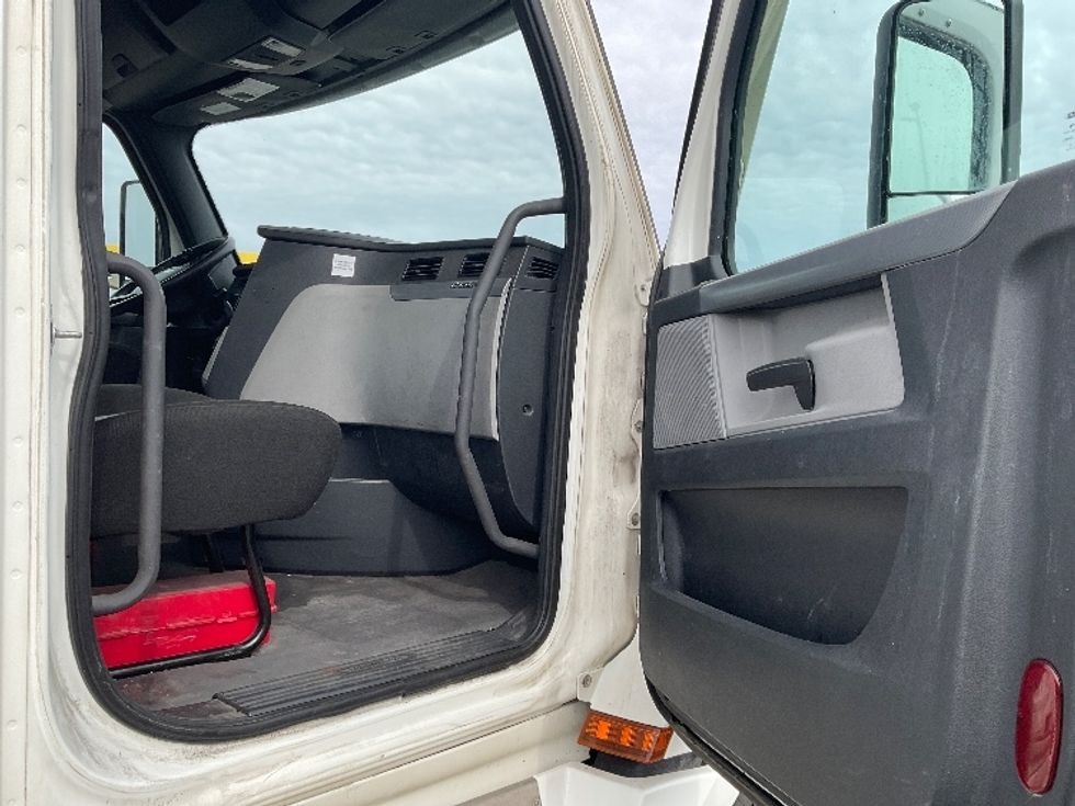 Day Cab Tractor-Heavy Duty Tractors-Freightliner-2020-T12664ST-Milwaukee-WI-695,838\n\t\tmiles-$ 27,250 - Image 12