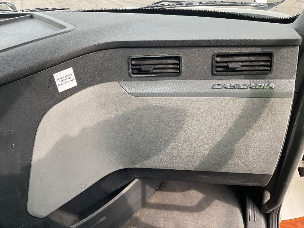 Day Cab Tractor-Heavy Duty Tractors-Freightliner-2020-T12664ST-Milwaukee-WI-695,838\n\t\tmiles-$ 27,250 - Image 13