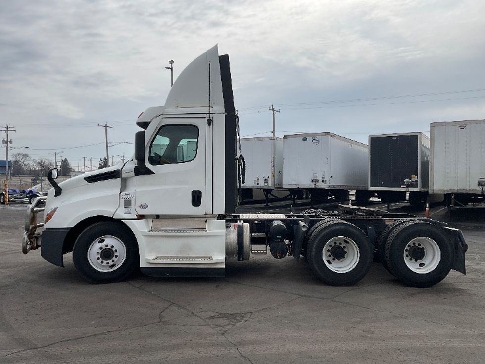 Day Cab Tractor-Heavy Duty Tractors-Freightliner-2020-T12664ST-Milwaukee-WI-695,838\n\t\tmiles-$ 27,250 - Image 4