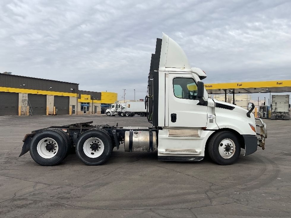 Day Cab Tractor-Heavy Duty Tractors-Freightliner-2020-T12664ST-Milwaukee-WI-695,838\n\t\tmiles-$ 27,250 - Image 8