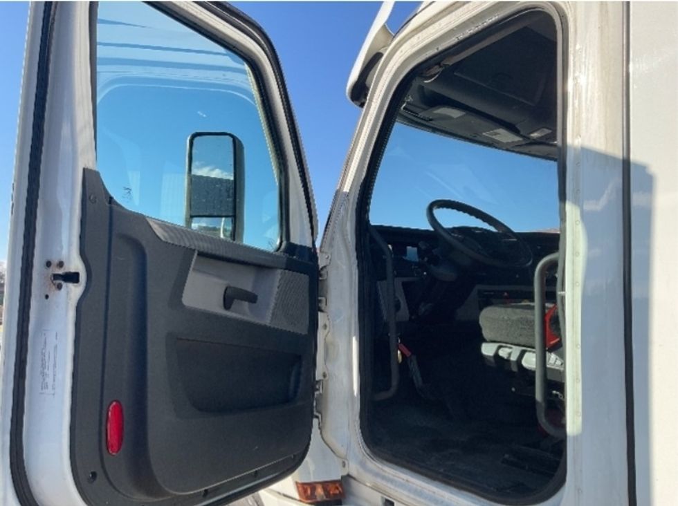 Day Cab Tractor-Heavy Duty Tractors-Freightliner-2020-T12664ST-Milwaukee-WI-695,838\n\t\tmiles-$ 27,250 - Image 9