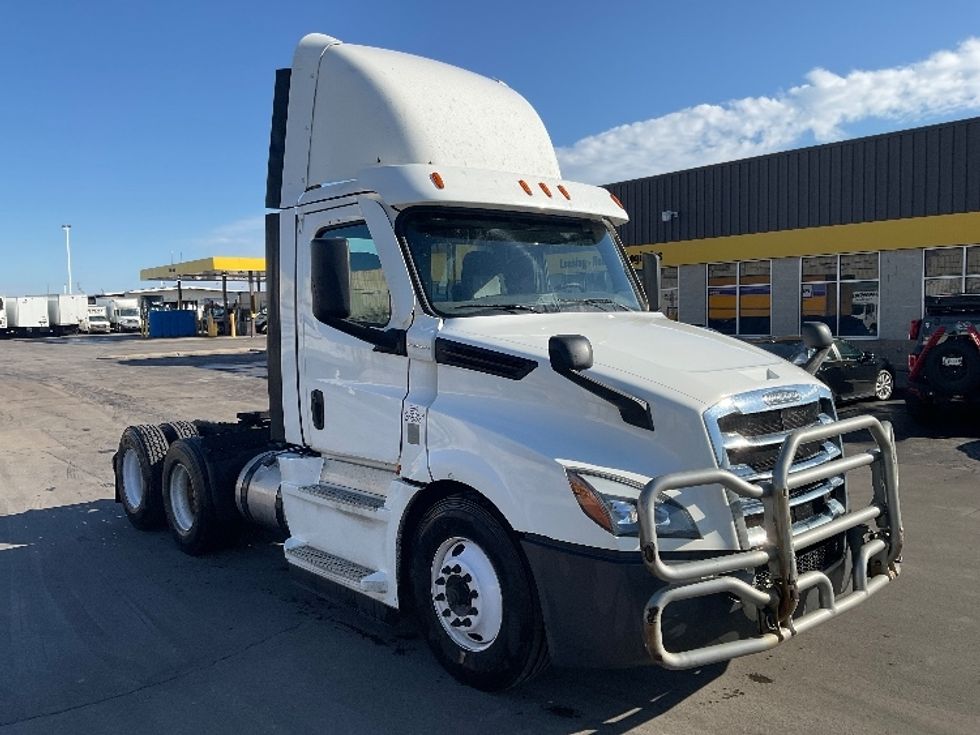Day Cab Tractor-Heavy Duty Tractors-Freightliner-2020-T12664ST-Milwaukee-WI-713,598\n\t\tmiles-$ 27,250 - Image 1