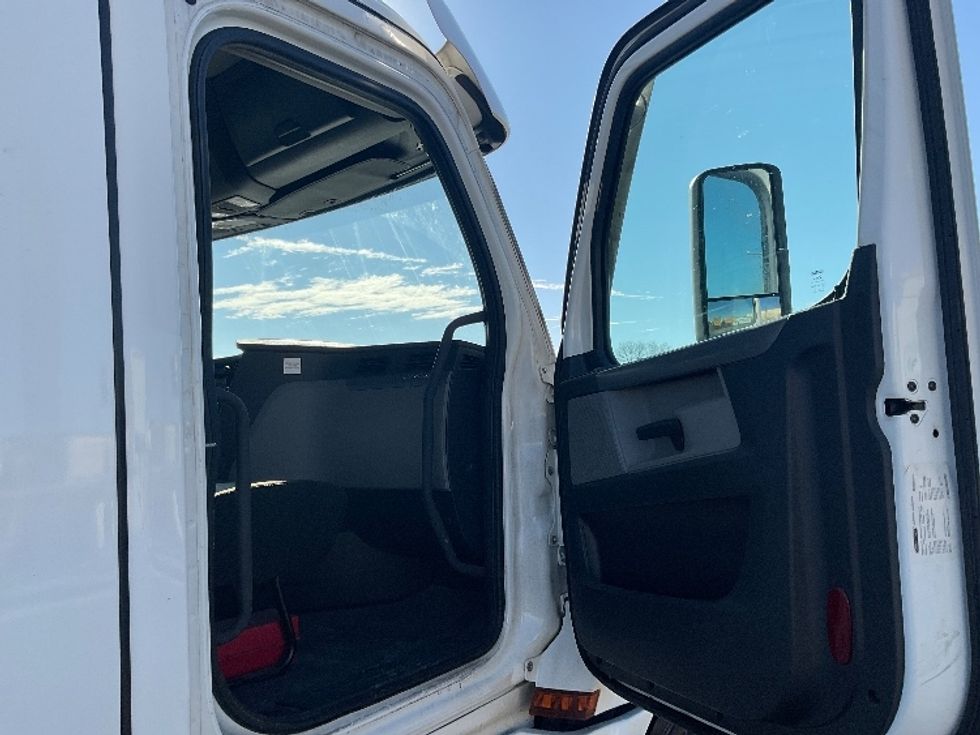 Day Cab Tractor-Heavy Duty Tractors-Freightliner-2020-T12664ST-Milwaukee-WI-713,598\n\t\tmiles-$ 27,250 - Image 12