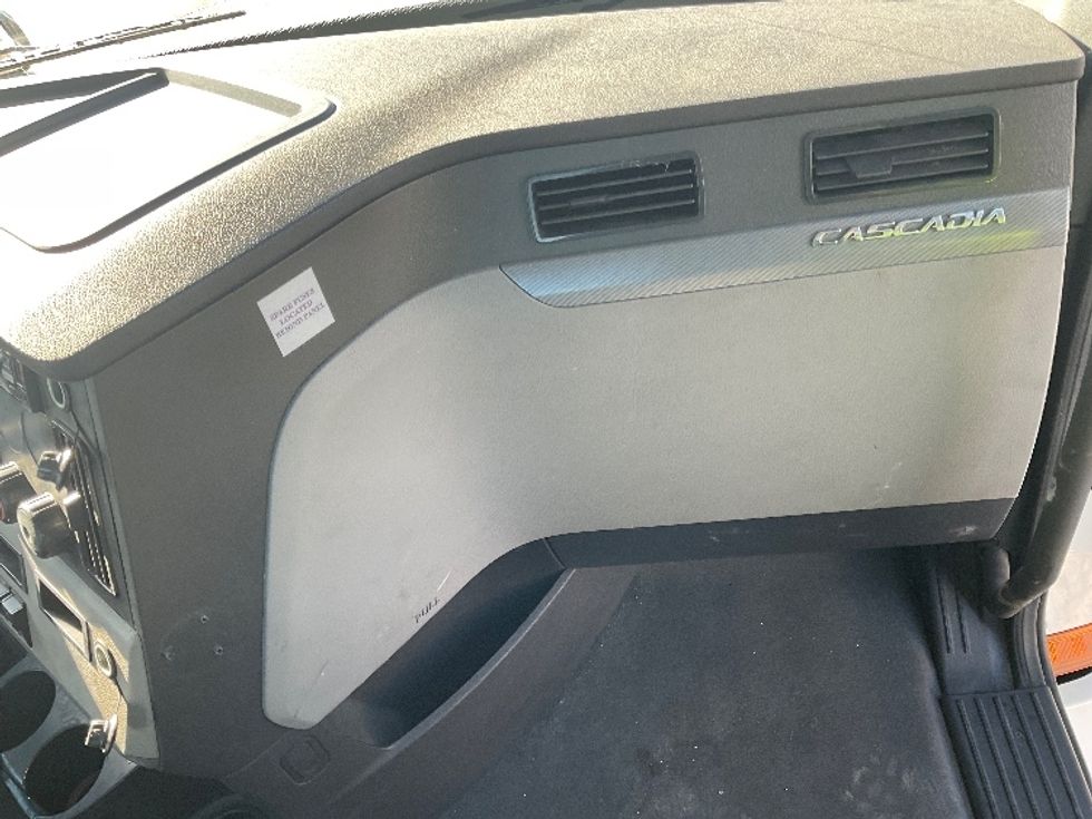 Day Cab Tractor-Heavy Duty Tractors-Freightliner-2020-T12664ST-Milwaukee-WI-713,598\n\t\tmiles-$ 27,250 - Image 13