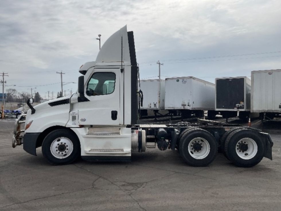 Day Cab Tractor-Heavy Duty Tractors-Freightliner-2020-T12664ST-Milwaukee-WI-713,598\n\t\tmiles-$ 27,250 - Image 4