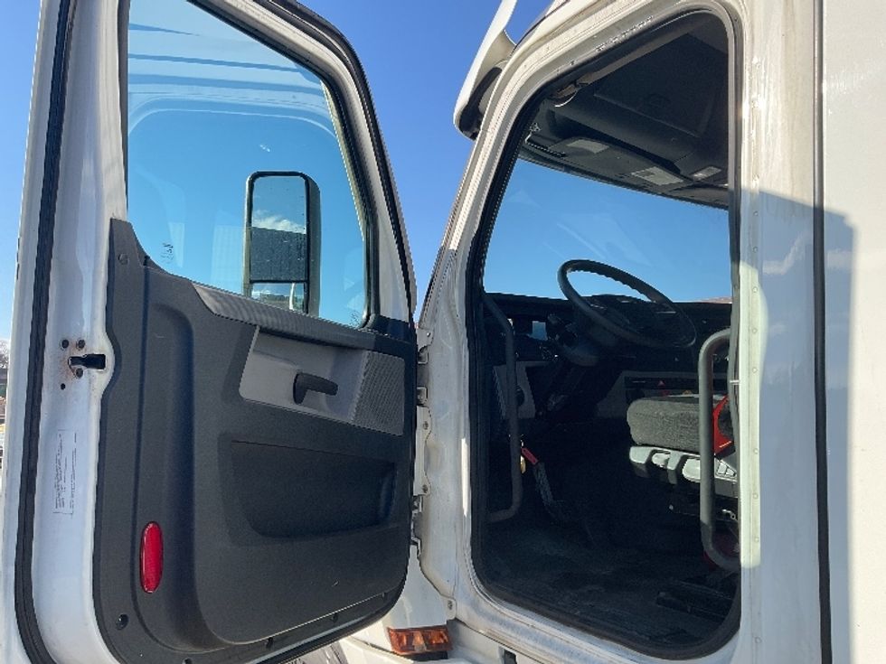 Day Cab Tractor-Heavy Duty Tractors-Freightliner-2020-T12664ST-Milwaukee-WI-713,598\n\t\tmiles-$ 27,250 - Image 9