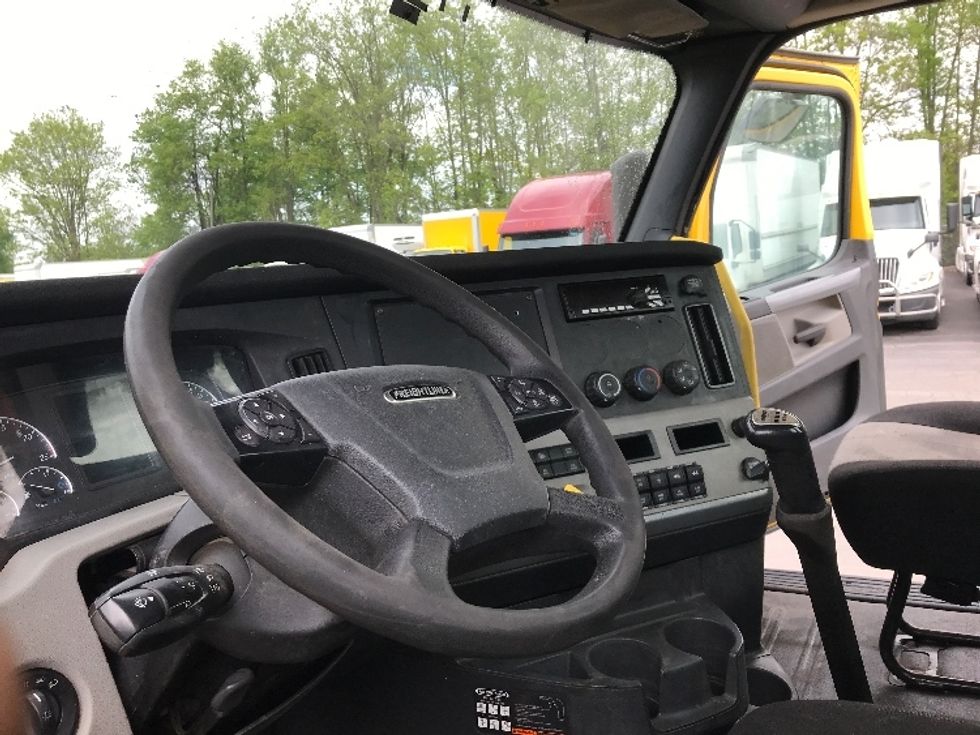 Day Cab Tractor-Heavy Duty Tractors-Freightliner-2020-T12664ST-Minoa-NY-418,530\n\t\tmiles-$ 39,500 - Image 10