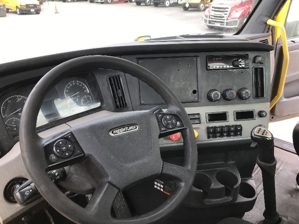 Day Cab Tractor-Heavy Duty Tractors-Freightliner-2020-T12664ST-Minoa-NY-418,530\n\t\tmiles-$ 39,500 - Image 11