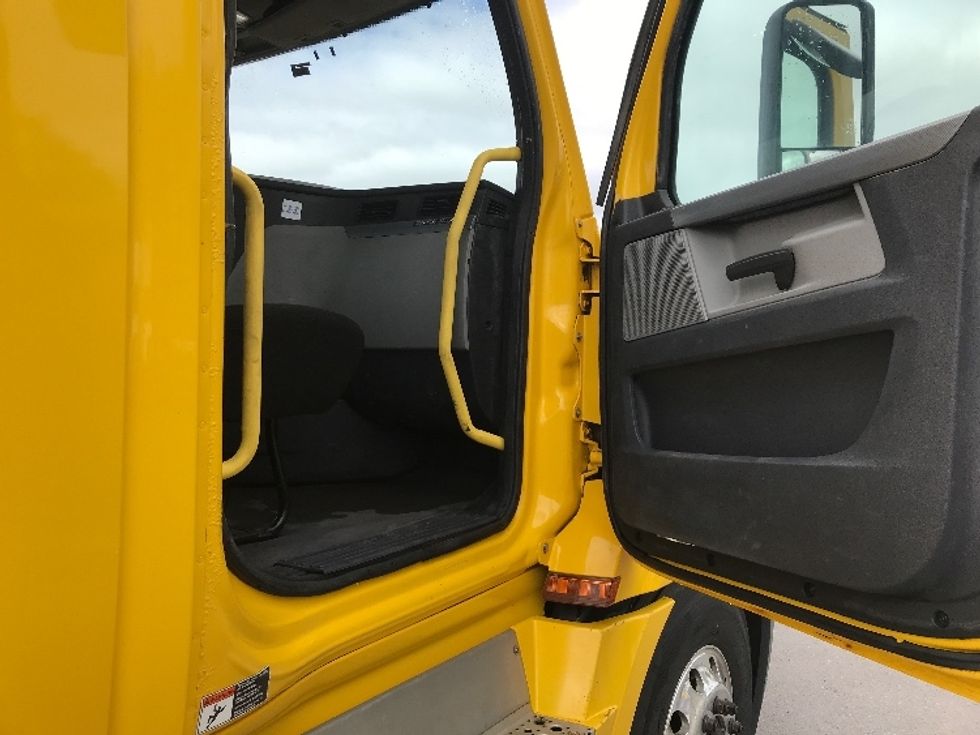 Day Cab Tractor-Heavy Duty Tractors-Freightliner-2020-T12664ST-Minoa-NY-418,530\n\t\tmiles-$ 39,500 - Image 12