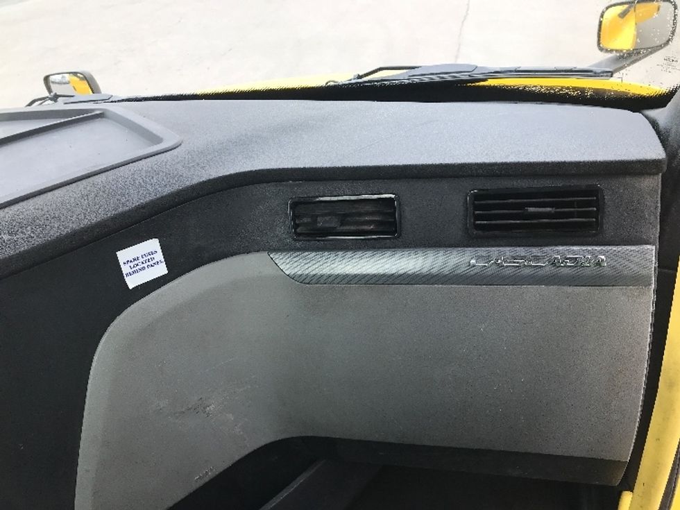 Day Cab Tractor-Heavy Duty Tractors-Freightliner-2020-T12664ST-Minoa-NY-418,530\n\t\tmiles-$ 39,500 - Image 13