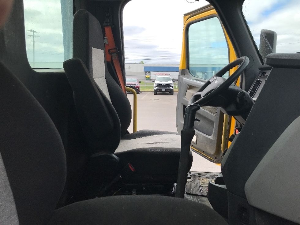 Day Cab Tractor-Heavy Duty Tractors-Freightliner-2020-T12664ST-Minoa-NY-418,530\n\t\tmiles-$ 39,500 - Image 14